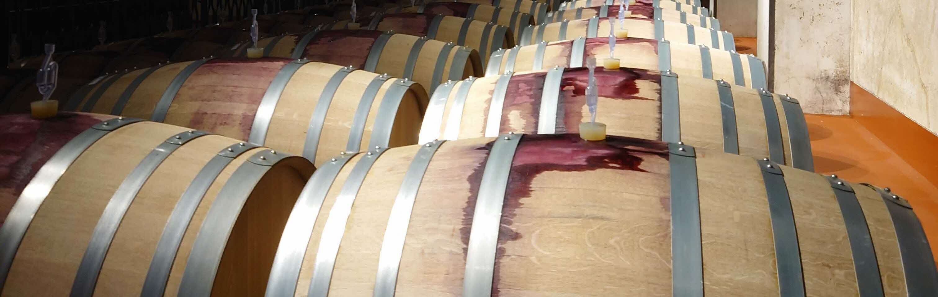 熟成中のワイン樽