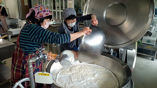豆腐作りのようす