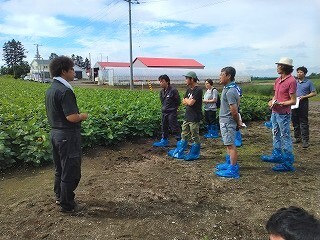小豆ほ場にて栽培管理を研修(写真左:真野氏)