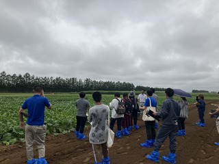 石倉主査からの肥料試験の話を熱心に聞く受講生