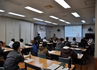 真剣に耳を傾ける参加者の様子