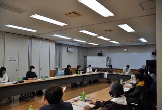 「牛の移動時は下に麦稈をしいて歩きやすく工夫している」とのお話に、「うちもやってみよう！」との情報交換がありました。