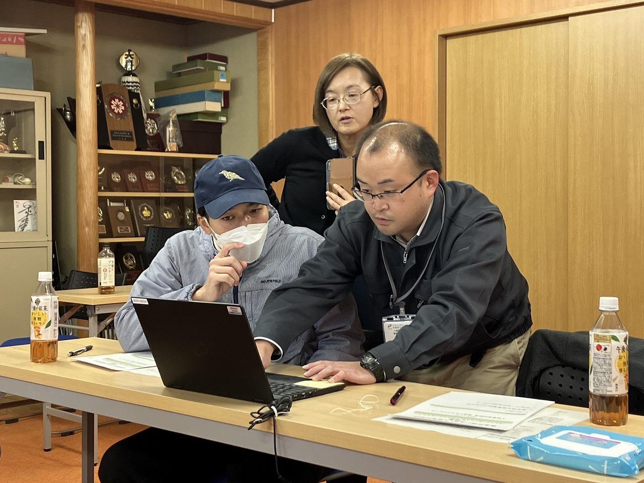 渡辺主査の説明を熱心に聞く経営者