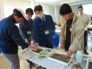 実際に手で触れて学ぶ受講者