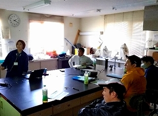 草地管理の一環として肥料の基礎を学ぶ受講生
