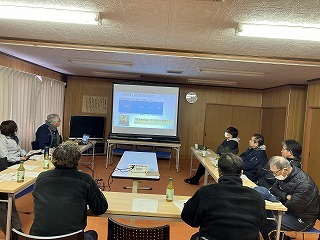 話を熱心に聞く農業者