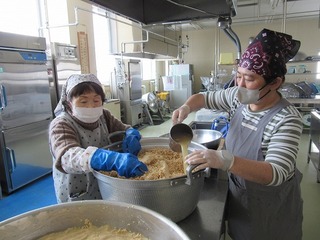 大豆と塩切り麹を合わせチョッパーをかけ、種水を加え味噌をまとめます