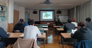 土壌について学ぶ受講生
