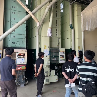 (株)タップファクトリーの倉庫見学の様子