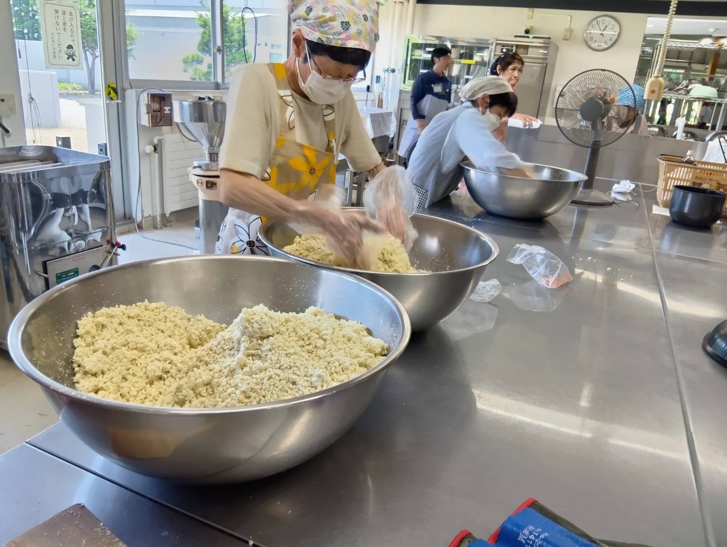 おからに麹を混ぜる様子（音更町ふれあい交流館）