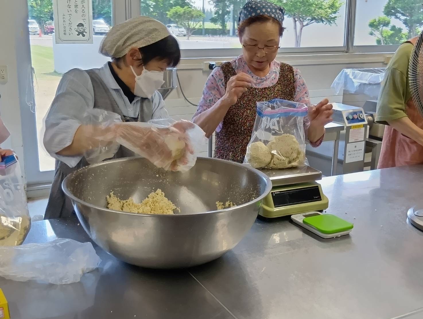 麹を混ぜたおからを袋に詰める（音更町ふれあい交流館）