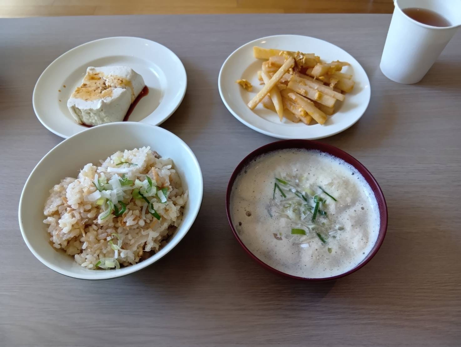 完成した料理（正面から見て、奥右：長いもの卵とじ、奥左：冷や奴、手前右：呉汁、手前左：シーチキンなめたけ炊き込みご飯）