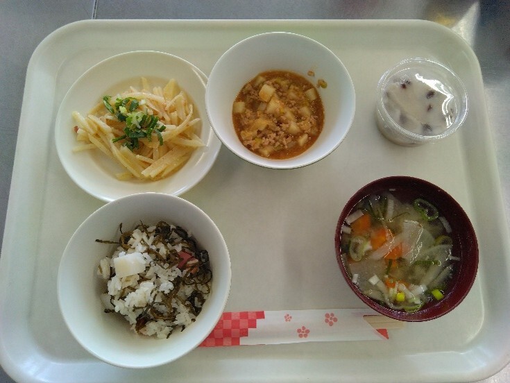 （奥左から）「千切りじゃがの梅バター炒め」「麻婆長いも」「長いもきんとん」　（手前左から）「長いもと刻み昆布の炊き込みご飯」「おから味噌の味噌汁」