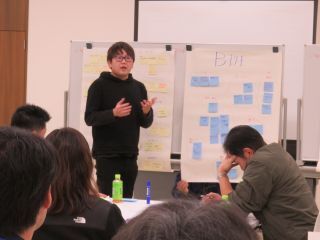 写真2：グループ討議のまとめ発表をする農業者