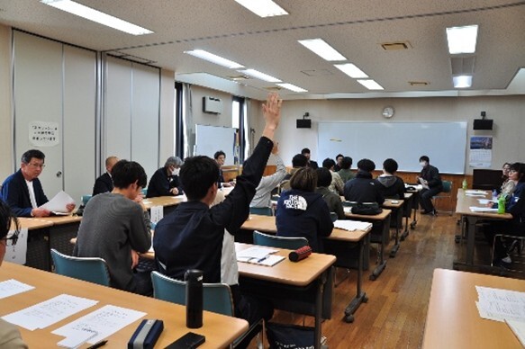 積極的に講義に参加する受講生