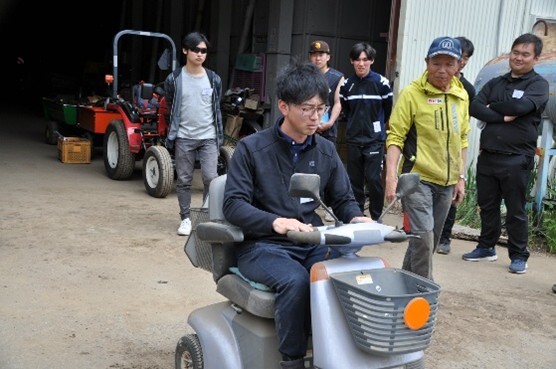 講師から指導を受ける受講生