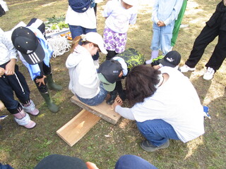 木版のお穴開け作業