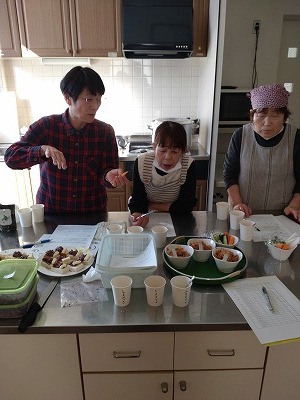 3種の味噌の評価をしあうメンバー　～香り味の微妙な差を評価