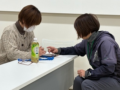 スマートフォンを用いて施肥設計を実践している様子