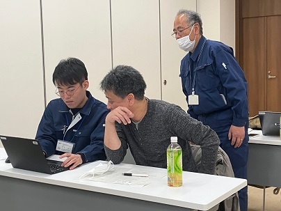 ICTシステムの操作について熱心に聞く農業者