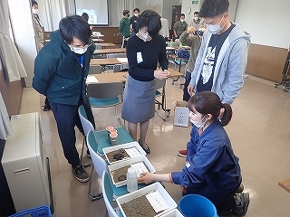 土壌の種類を確認しています（専門基礎講座：農産）