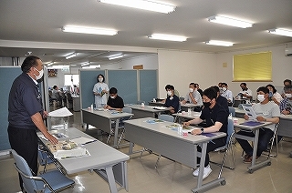 加工施設での研修の様子