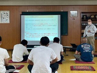 研修会の様子（渡辺研究職員の説明）