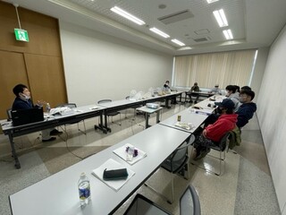 飼料について学ぶ若手酪農家の皆さん