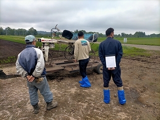 写真1 種子用ばれいしょ先進産地視察の様子(令和4年6月)