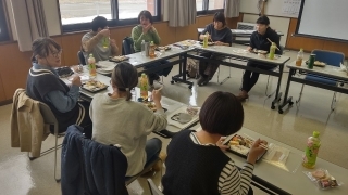 昼食の情報交換の様子