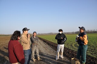写真2_普及センター職員と意見交換する農業者