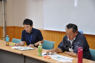 写真 講師の島次組合長と高倉係長