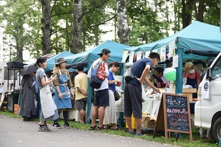 来場者で賑わう