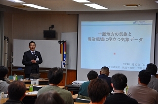 写真1_講師の帯広測候所 吉田統括予報官